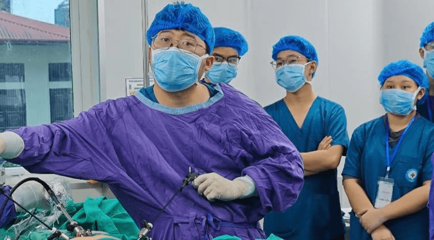 Bác sĩ Đào Đức Tùng phẫu thuật nội soi kẹp hai vòi trứng ứ dịch trước chuyển phôi